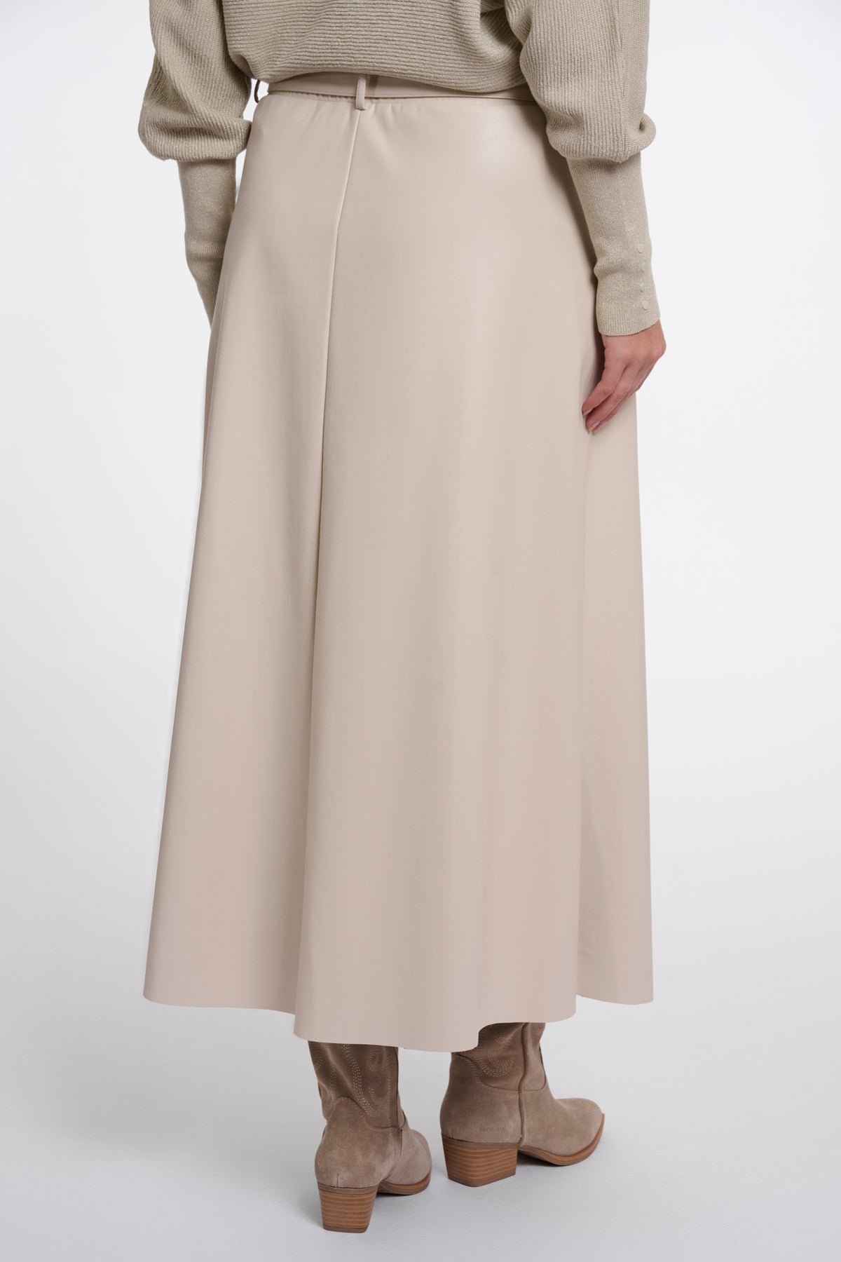 Lichte Chelsea rok van Rino & Pelle in zwart met ritssluiting en elastische taille, gedragen door een model.
