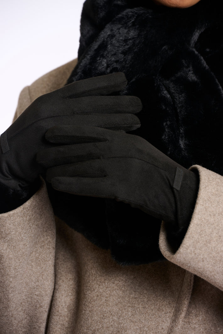 Zwarte Rino & Pelle handschoenen Danzo, leren handschoenen met stijlvolle pasvorm en details, gedragen door een model.