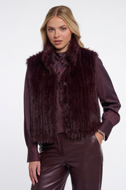 Rino & Pelle Dava chocoladebruine gilet met gewatteerde vulling en knopen, gedragen door model op witte achtergrond.