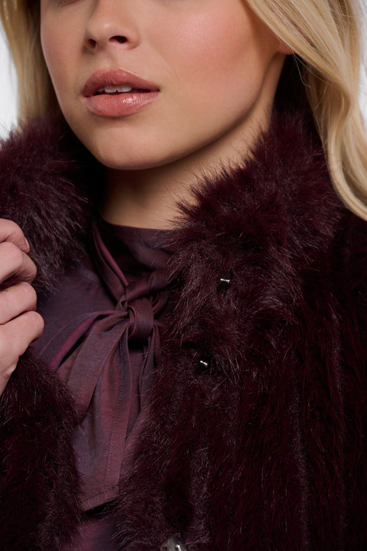 Rino & Pelle Dava Chocolate Bean gilet gedragen door een persoon, met rits en gewatteerd design in chocoladebruin.