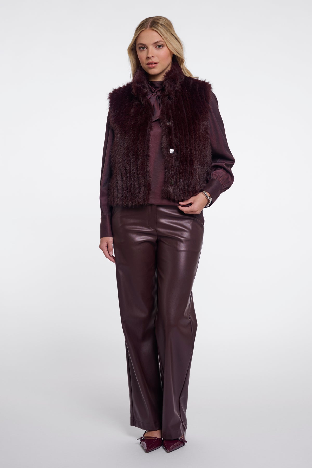 Rino & Pelle Dava chocoladebruine gilet met gewatteerde stijl en rits, gedragen door een model.