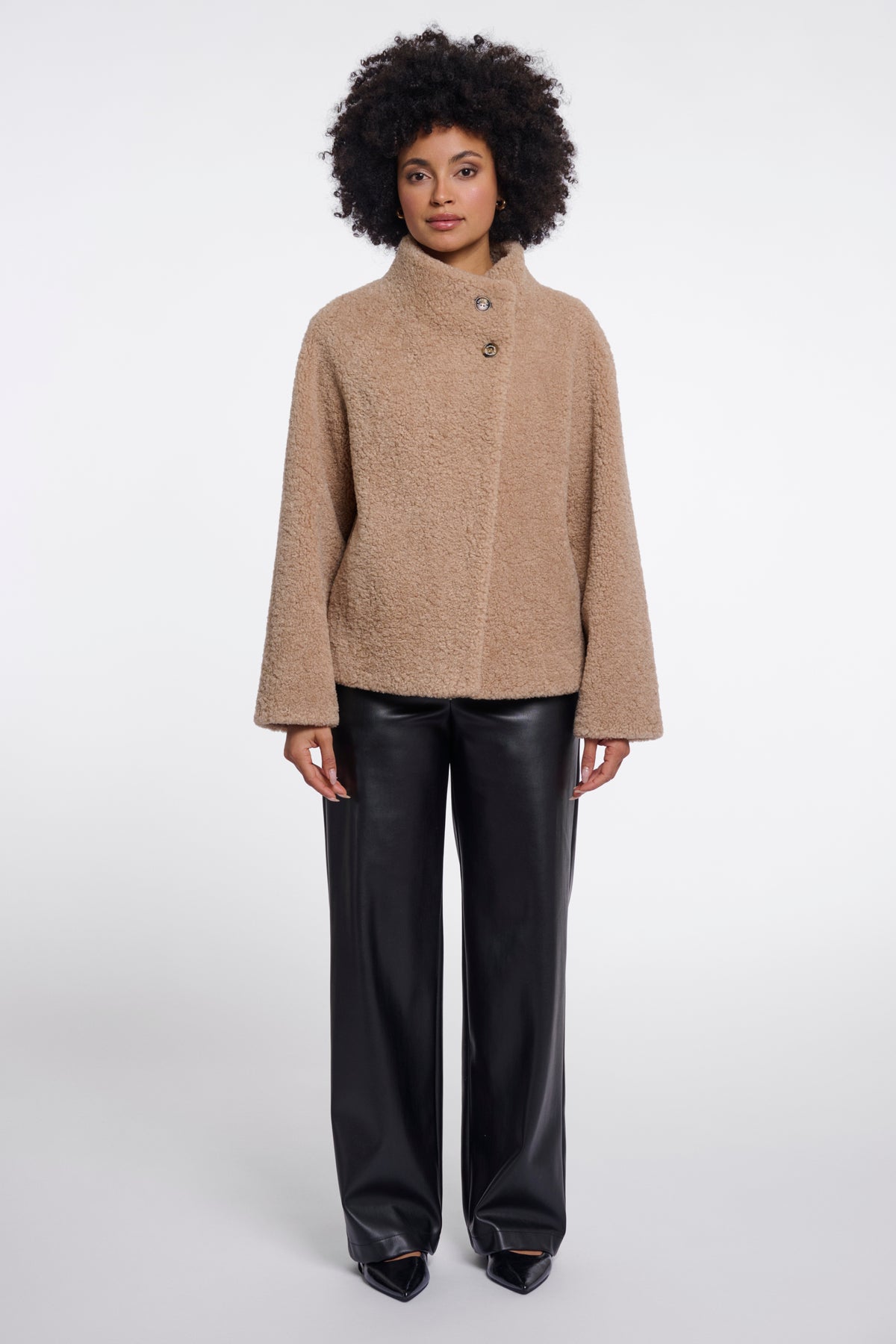 Rino & Pelle Denu Oat jas met capuchon en ritssluiting, casual winterjack voor dames, beige kleur en zachte stof.