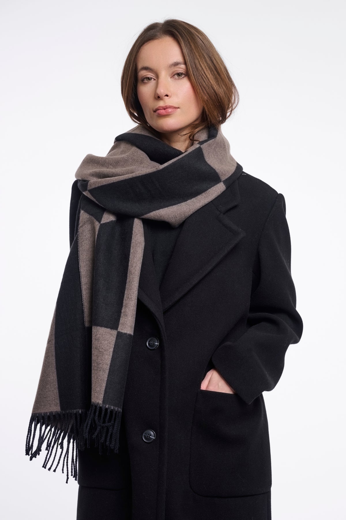 Zwarte Esen Toffee sjaal van Rino & Pelle met zachte textuur en elegante uitstraling, gedragen als accessoire.