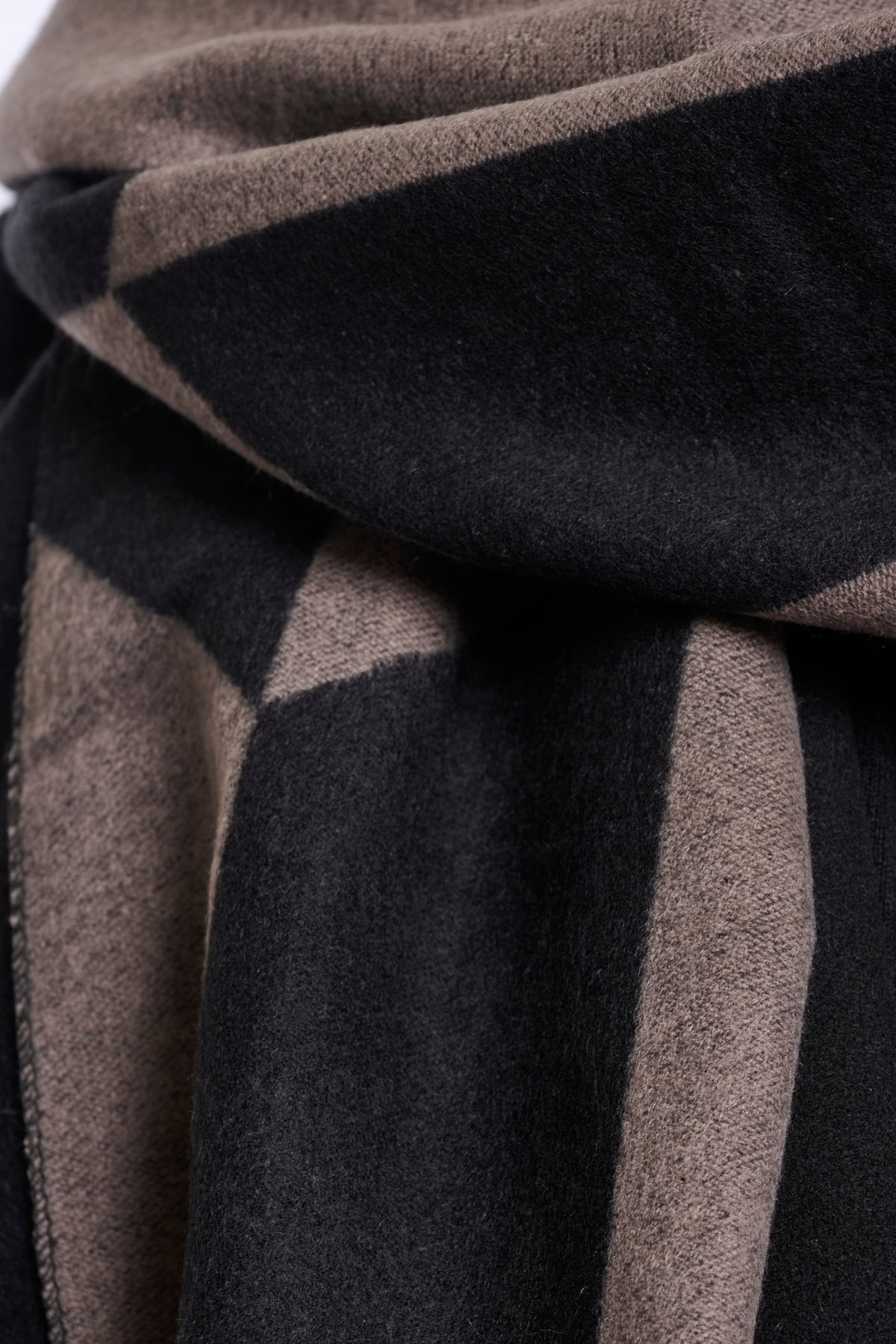 Zwarte Rino & Pelle Esen Toffee sjaal met zachte textuur en elegante uitstraling, gedragen als accessoire.