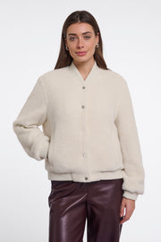 Donkerbruine Rino & Pelle Jacket Felix Birch met capuchon en ritssluiting, gedragen door model op witte achtergrond.
