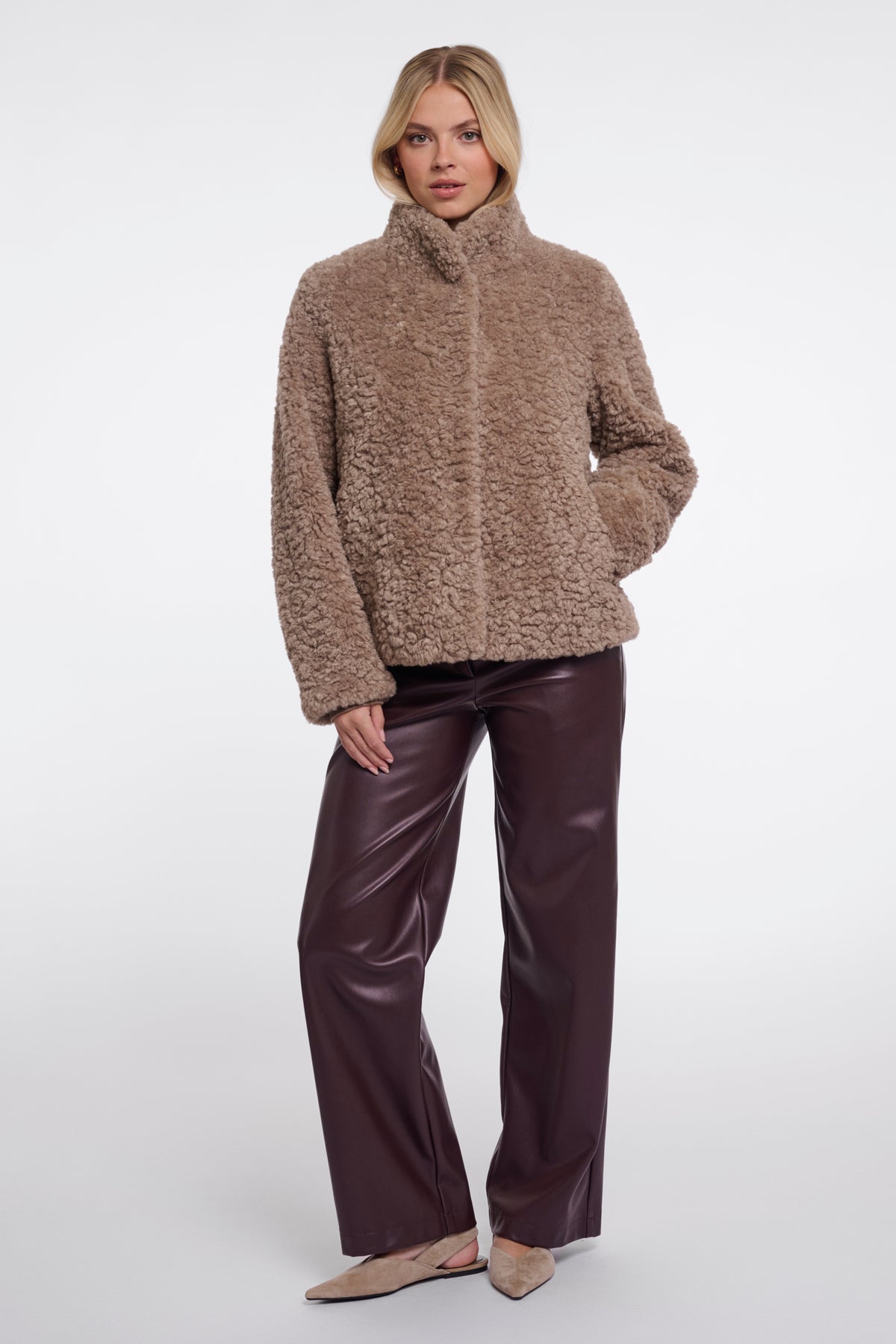 Rino & Pelle Kion Mocha Latte jas met capuchon en rits, gedragen door model, modieuze winterjas in bruintint met details.