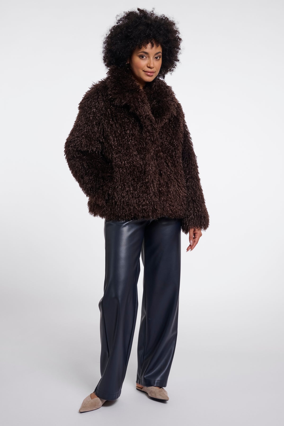 Laarzen van Rino & Pelle, Lias Coffee Roast jacket met ritssluiting en casual stijl, zichtbaar op de afbeelding.