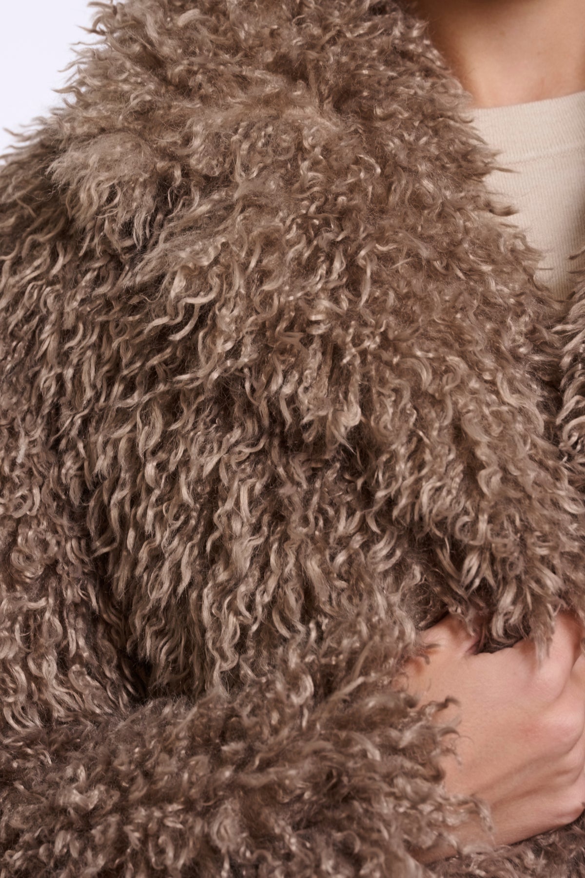 Lichtbruine Rino & Pelle Lias Mocha Latte jas met capuchon en knopen, zachte stof, close-up van de jas.
