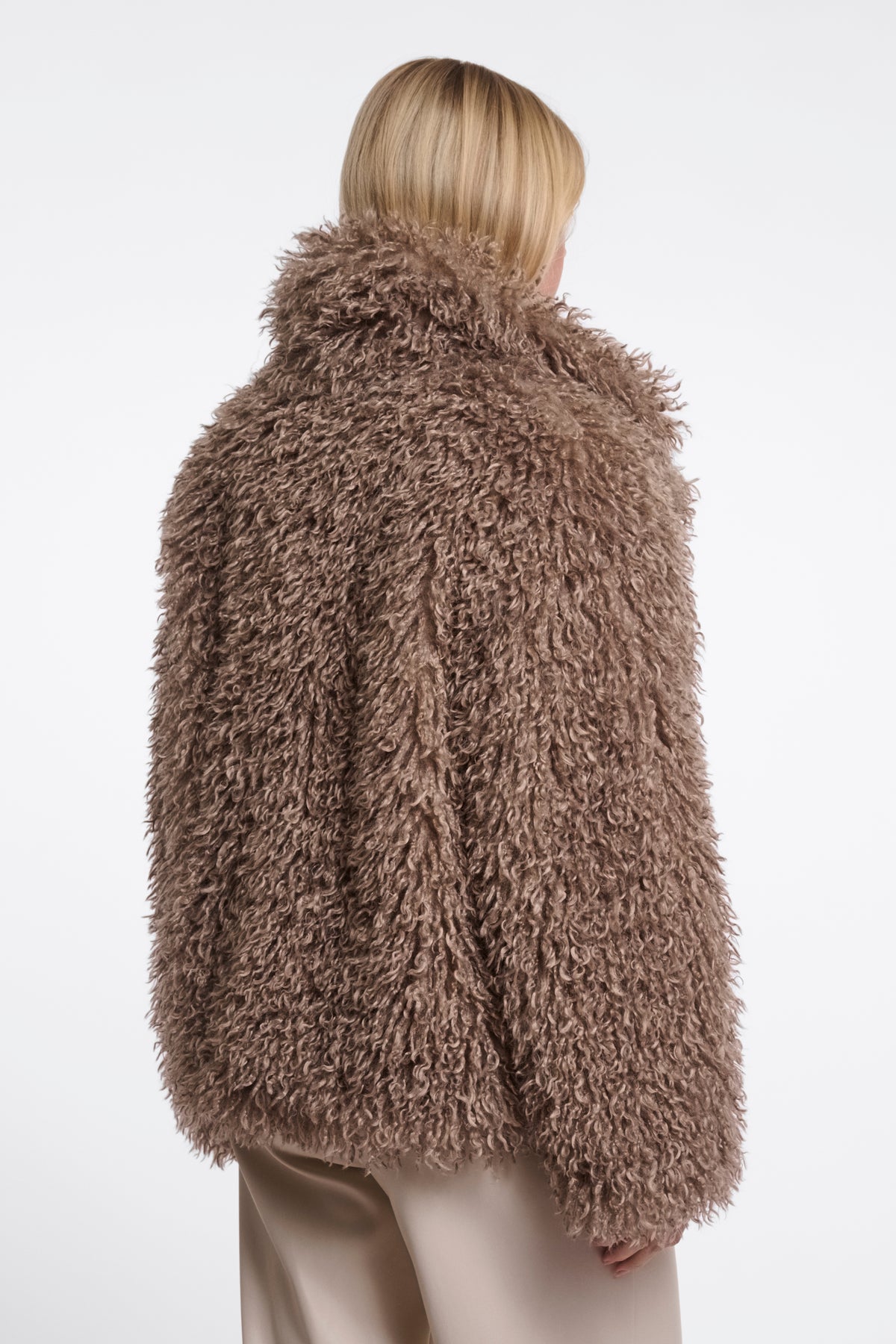 Roze Rino & Pelle Lias Mocha Latte jas met capuchon en knopen, gedragen door een model, voor een stijlvolle winterlook.