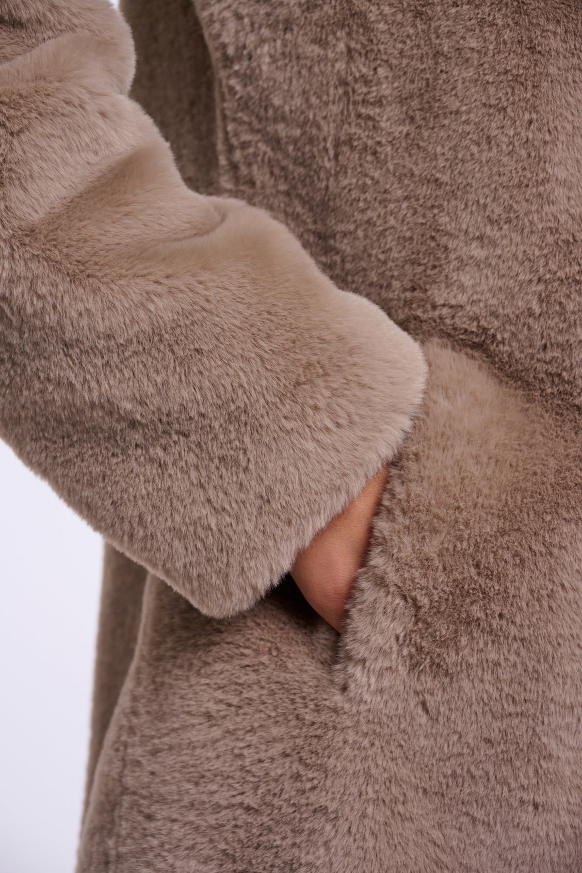 Lichte mocha latte winterjas van Rino & Pelle, stijlvolle damesmantel met capuchon en warme voering, perfect voor koud weer.