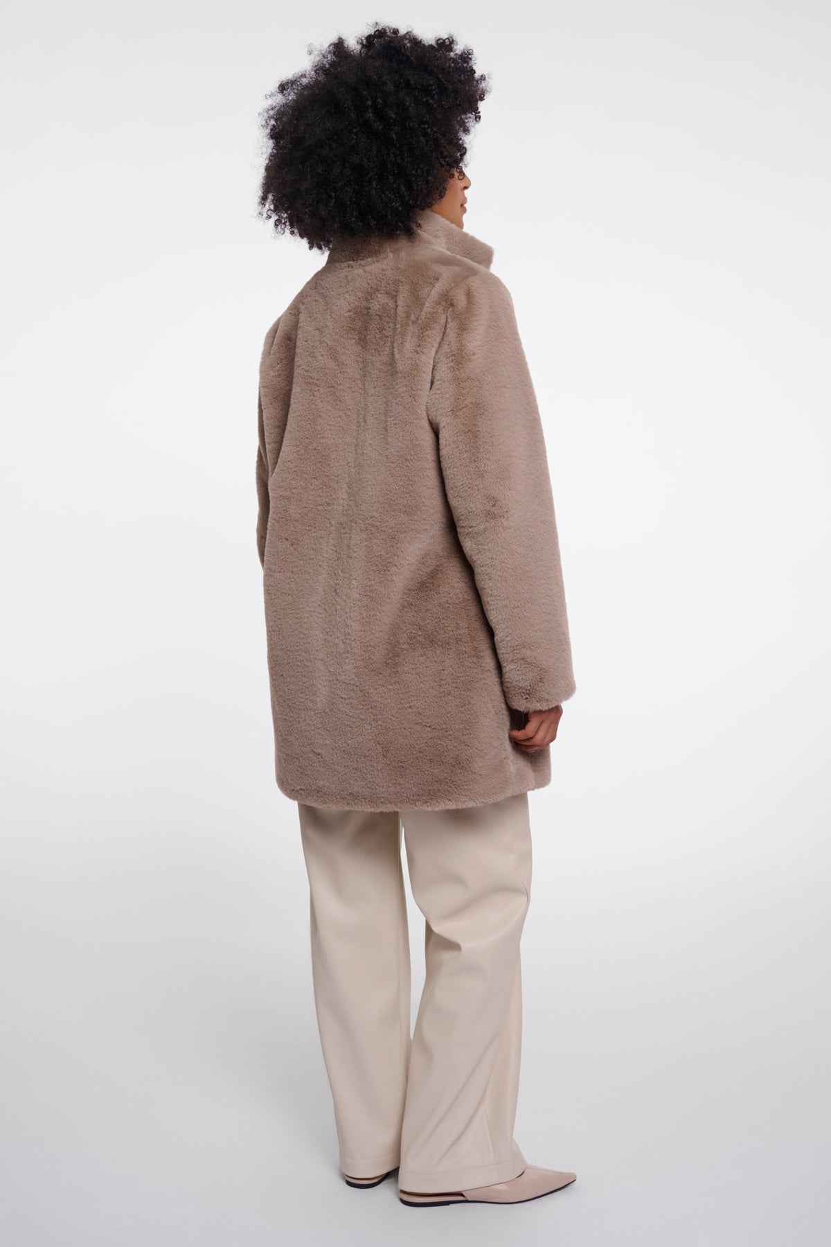 Rino & Pelle Nonna Mocha Latte damesjas met warme capuchon en knopen, comfortabel winteroutergoed in moeraskleur.
