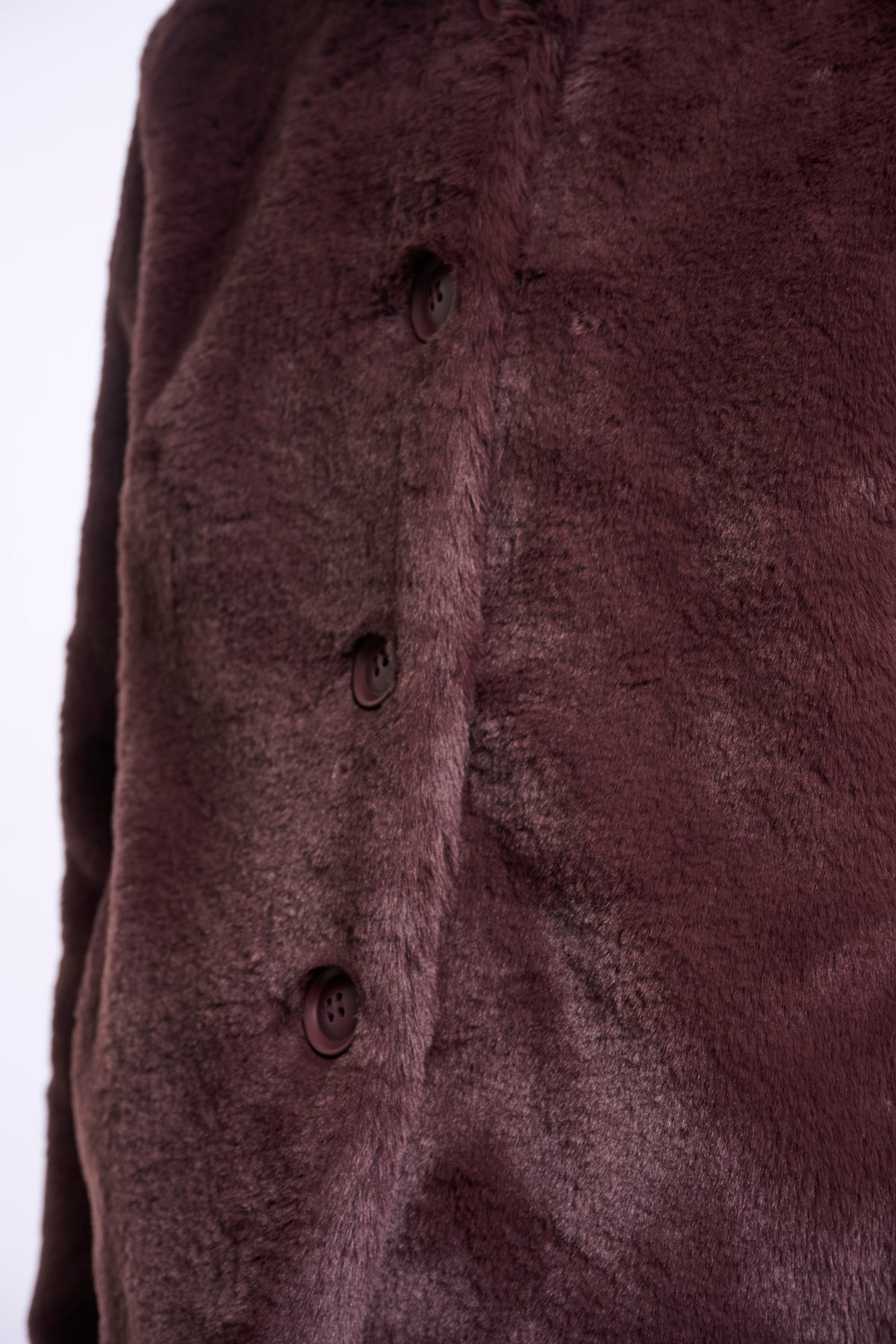 Donkerbruine Rino & Pelle jacket Vie Chocolate Bean met stoffen capuchon en ritssluiting, gedragen door een model.
