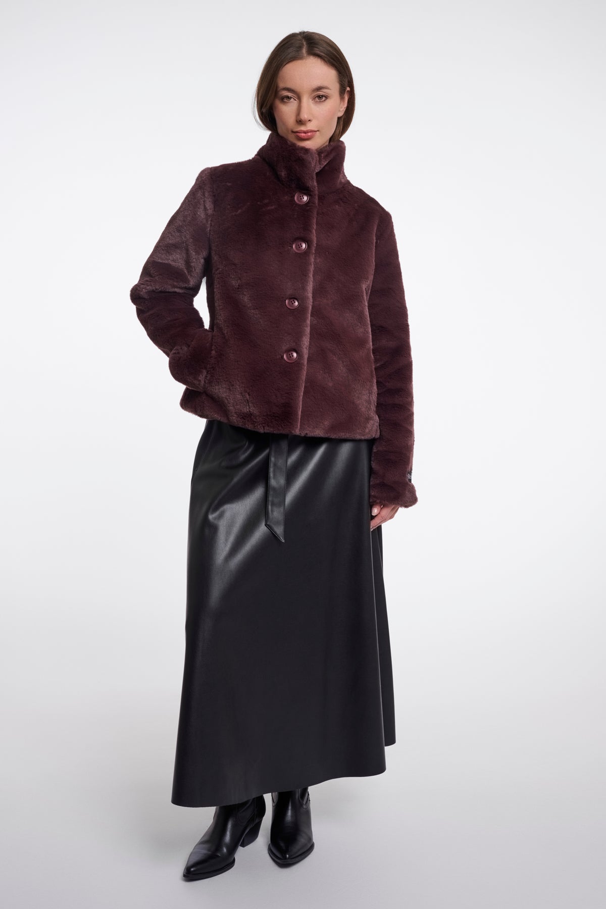 Donkere Rino & Pelle jacket Vie Chocolate Bean met capuchon, shown op een model.