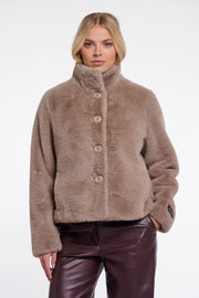 Rino & Pelle jas in mocha latte kleur, modieuze damesjack met zachte stof en comfortabele pasvorm, close-up van de stof en details