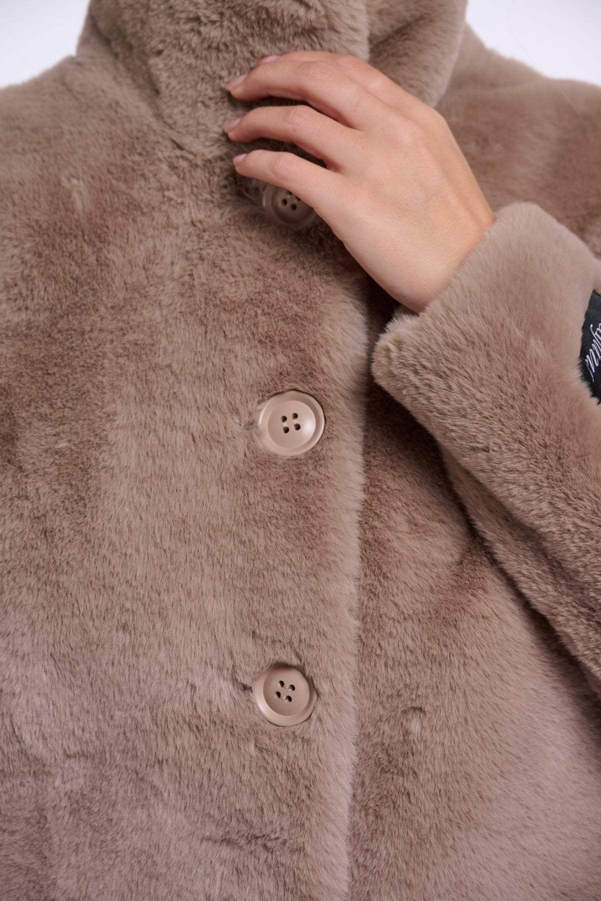Rino & Pelle damesjas in mocha latte kleur met zachte stof en stijlvolle pasvorm, geschikt voor winter en herfst.