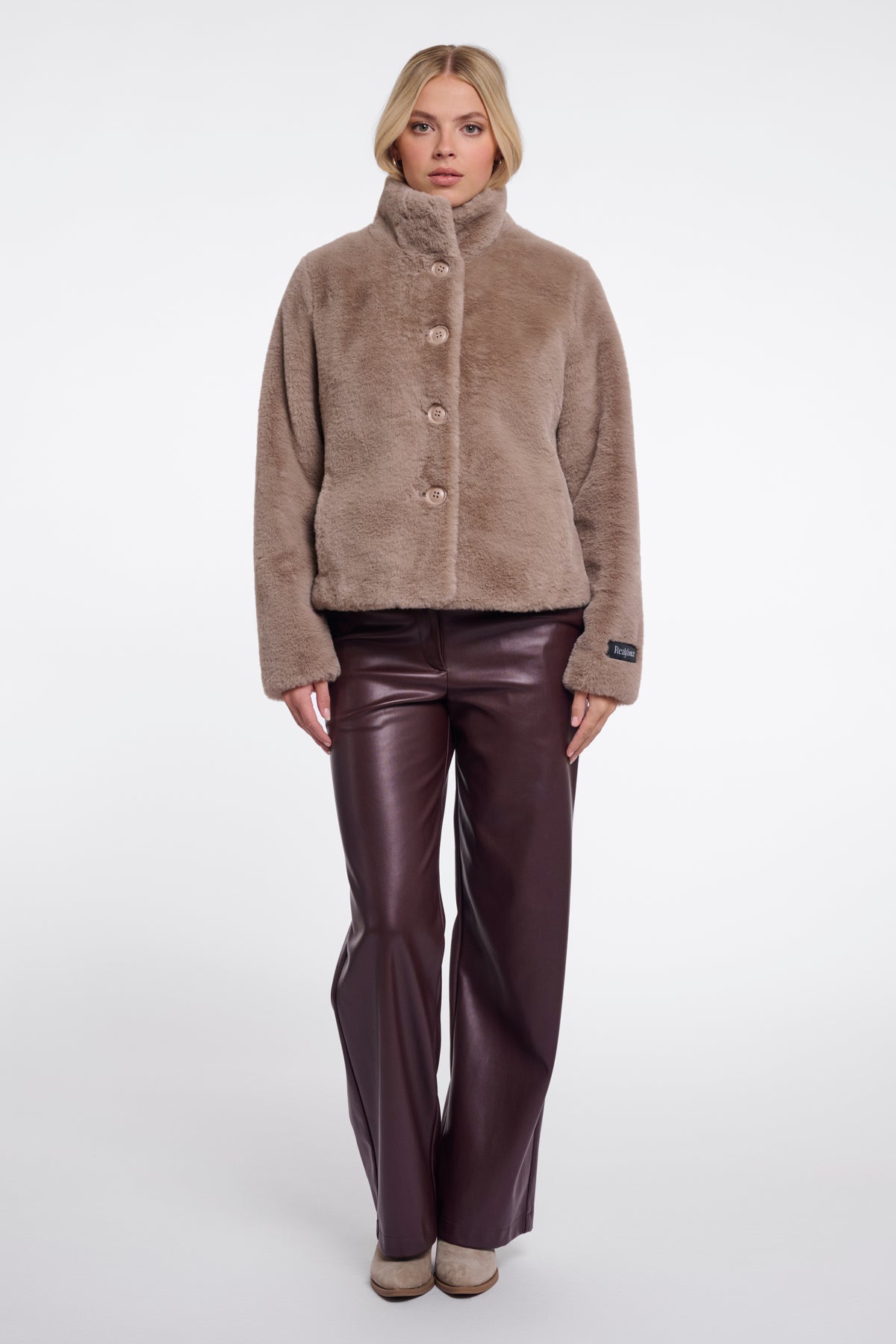 Donkerbruine Rino & Pelle jacket Vie Mocha Latte met kraag en ritssluiting, gedragen door een model.