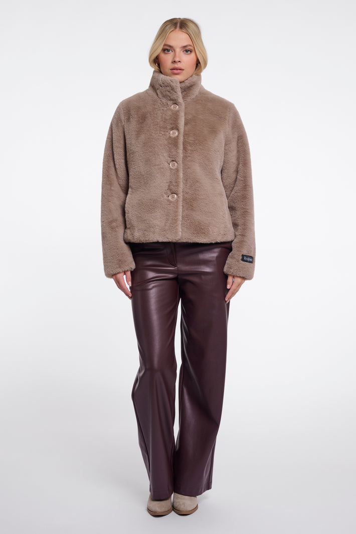 Donkerbruine Rino & Pelle jacket Vie Mocha Latte met kraag en ritssluiting, gedragen door een model.