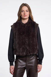 Rino & Pelle Alvita Peated gilet, donkerbruin met rits en gewatteerd ontwerp, gedragen door een model.