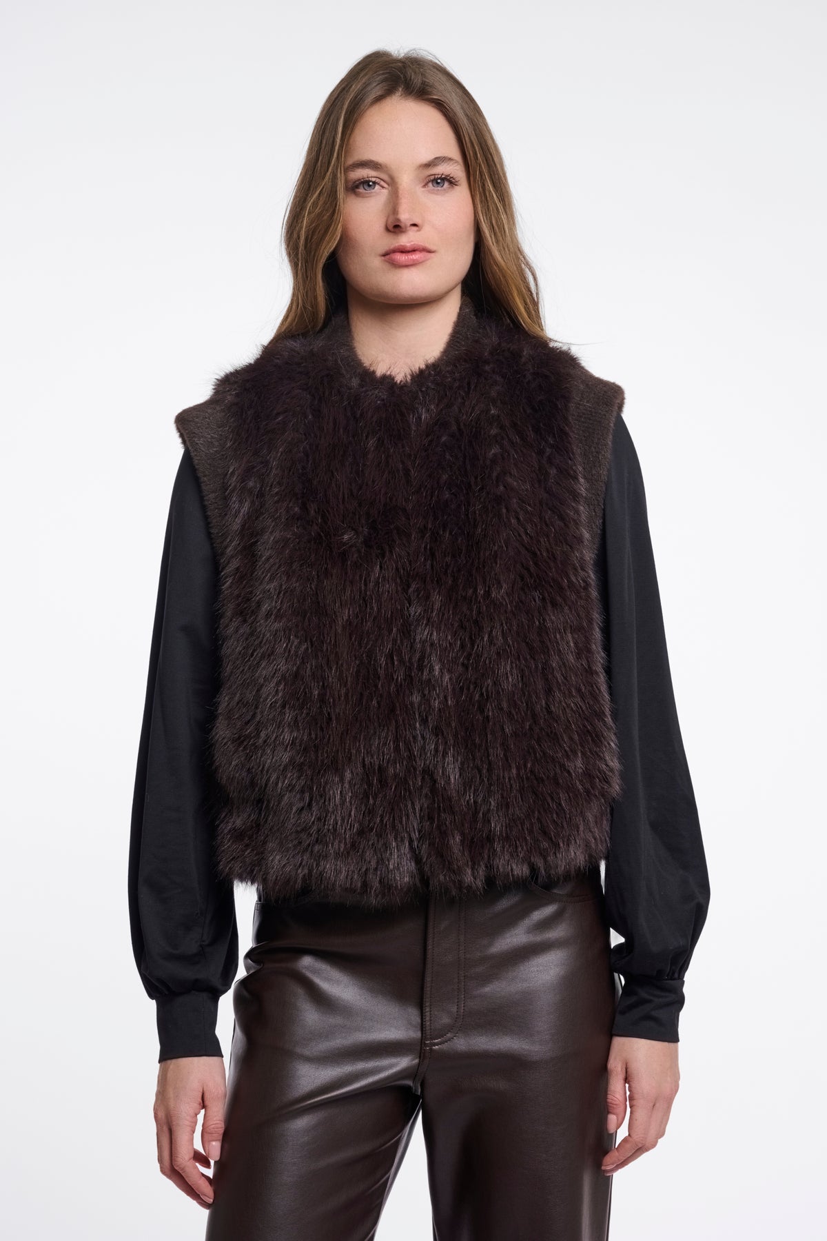 Rino & Pelle Alvita Peated gilet, donkerbruin met rits en gewatteerd ontwerp, gedragen door een model.