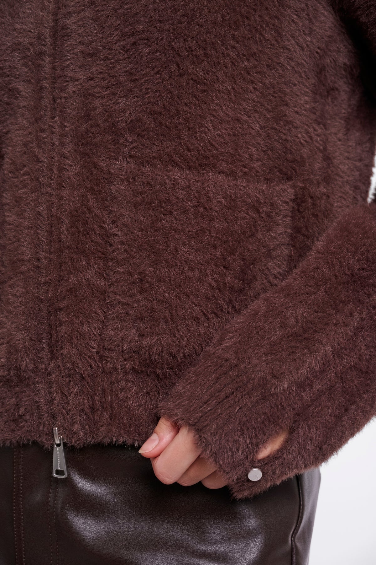Rino & Pelle Bento Coffee Roast vest, zwart met ritssluiting en katoenen stof, casual damesmode.