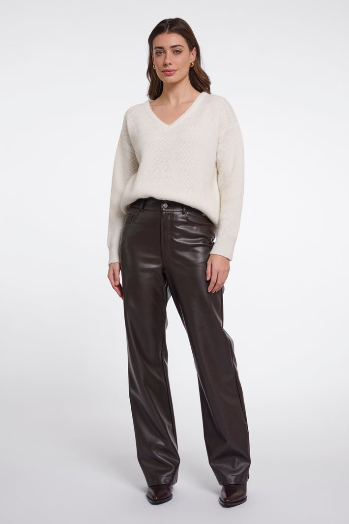 Rino & Pelle Corian Peated broek met rechte snit en zachte stof, gedragen door een model, op een witte achtergrond.