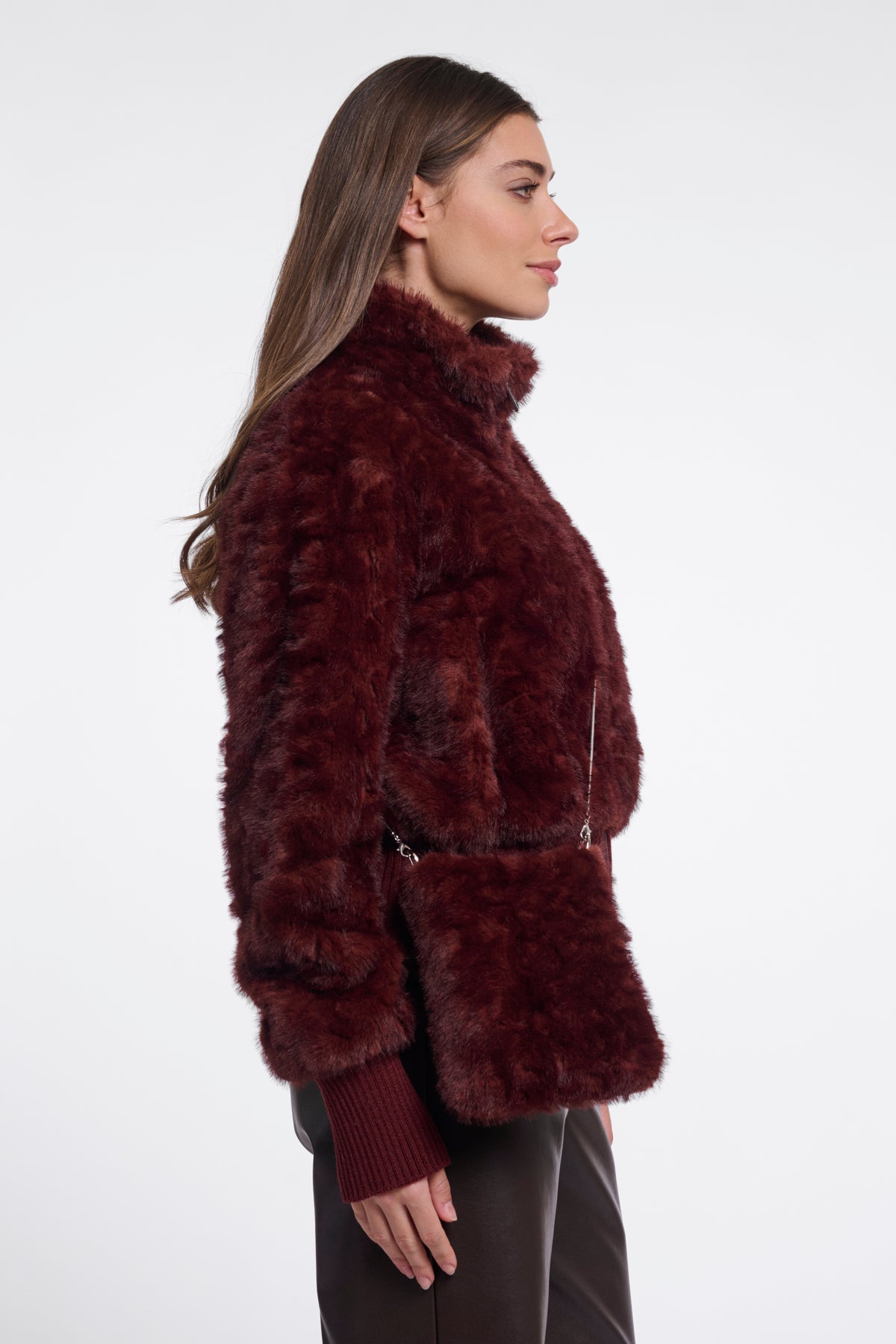 Rino & Pelle Doxa Sangria tas met verstelbare schouderriem en leren details, kleurrijk en modieus accessoire voor dagelijks gebruik
