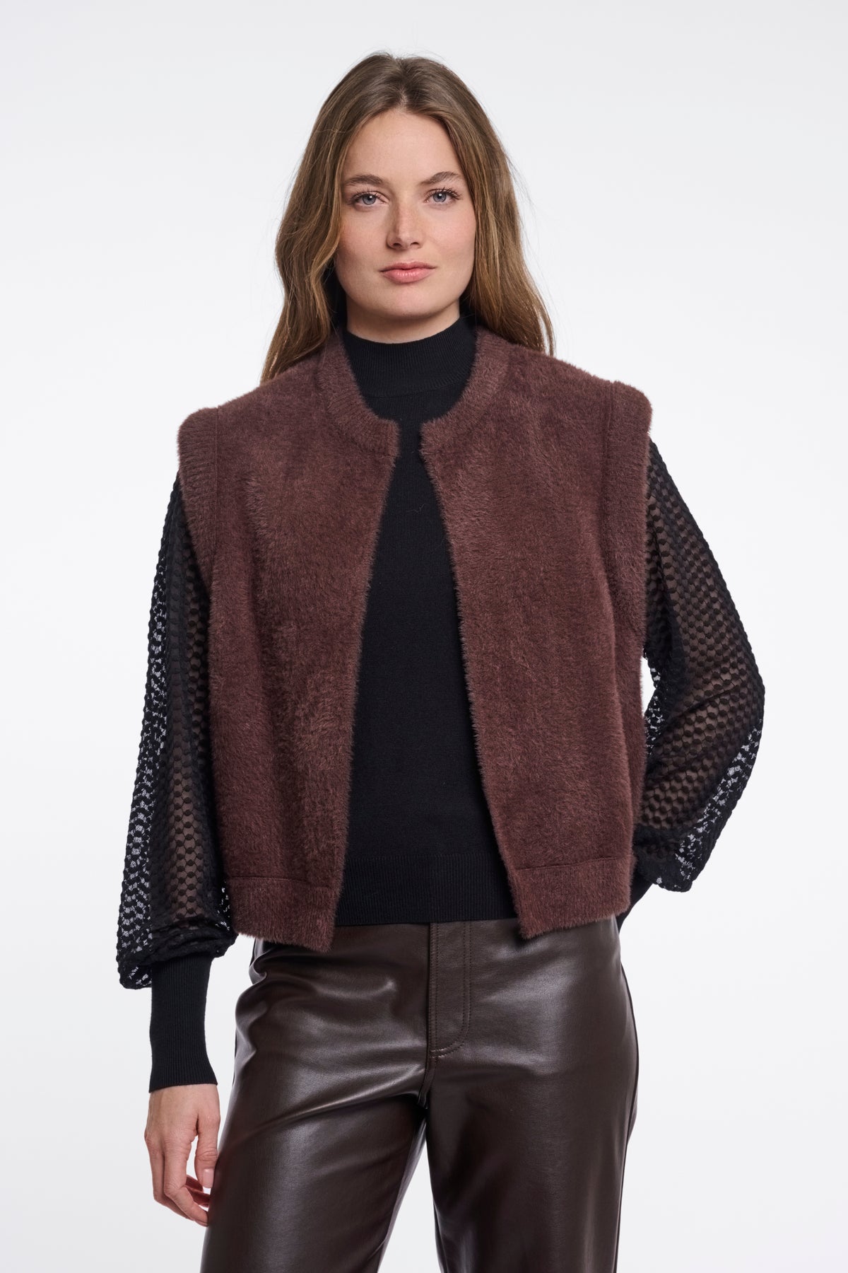 Elona Coffee Roast gilet van Rino & Pelle, lichtgewicht met koffiebruine kleur en stijlvolle details, gedragen door een model.