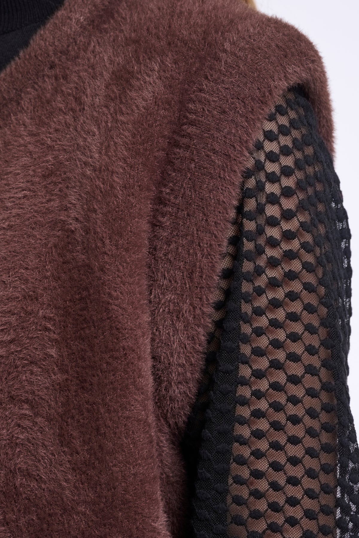 Rino & Pelle Gilet Elona Coffee Roast, lichtbruine damesgilet met kraag en knopen, gedragen door model.