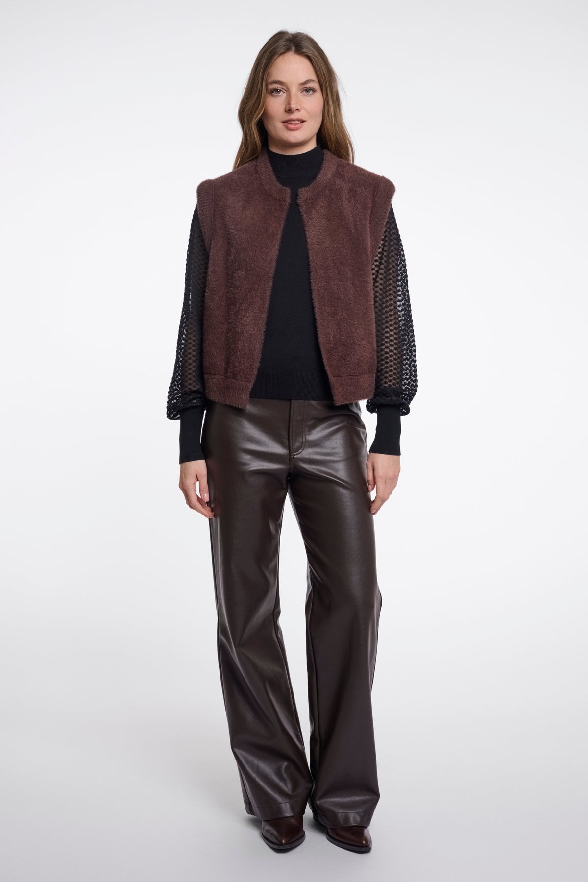 Elona Coffee Roast gilet van Rino & Pelle, donkerbruin met knopen en opstaande kraag, gedragen op een model.