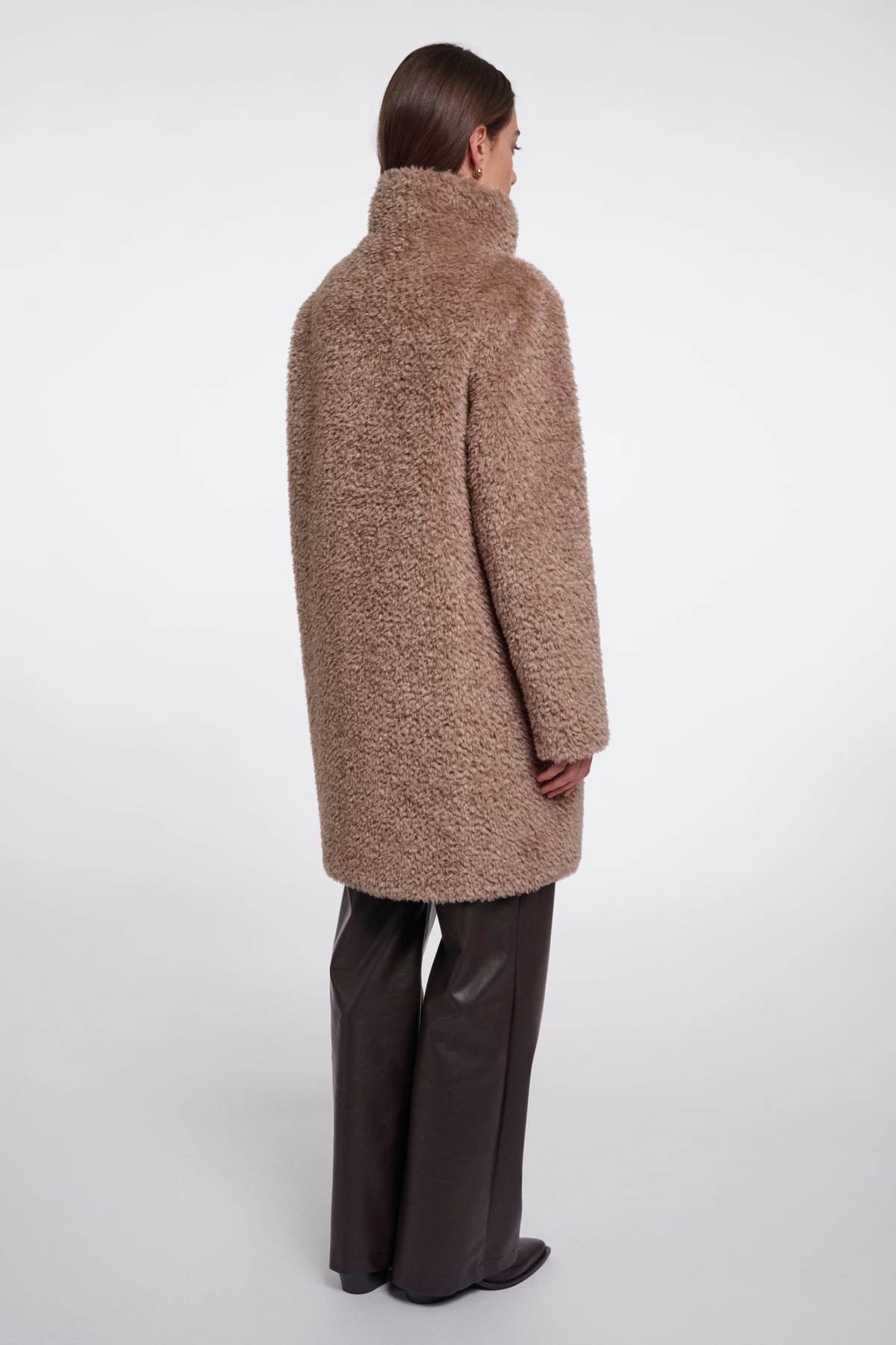 Lichte beige jas Ena Mocha Latte van Rino & Pelle met knopen en kraag, gedragen door een model.