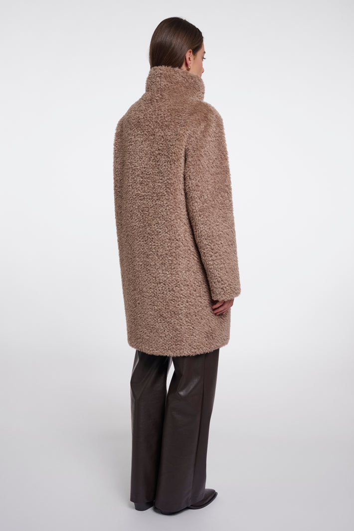 Lichte beige jas Ena Mocha Latte van Rino & Pelle met knopen en kraag, gedragen door een model.