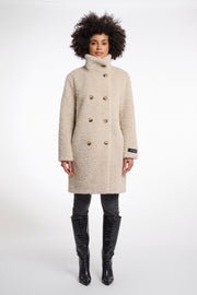 Lichte, beige Ena Birch jas van Rino & Pelle met lange mouwen en kraag, gedragen door een model.