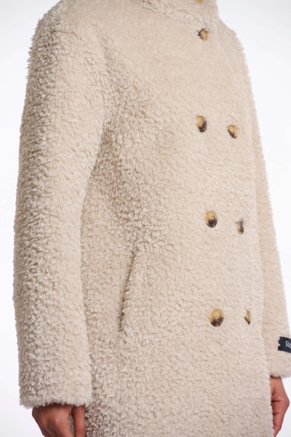 Lichte witte coat Ena Birch van Rino & Pelle met kraag en knopen, gedragen door een model.