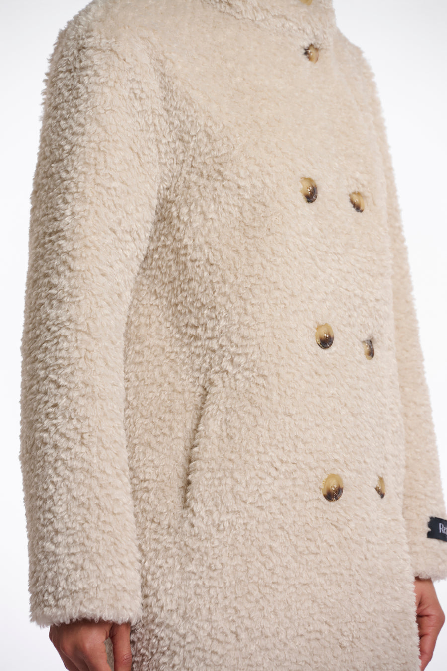 Lichte witte coat Ena Birch van Rino & Pelle met kraag en knopen, gedragen door een model.
