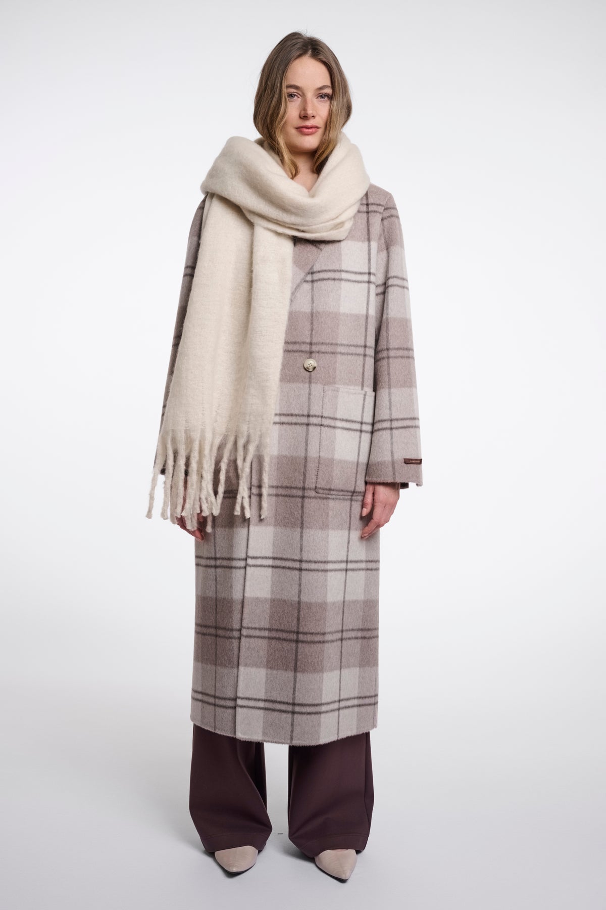 Rino & Pelle Gella Birch sjaal met zachte textuur en natuurlijke kleuren, gedragen als accessoire of voor extra warmte.