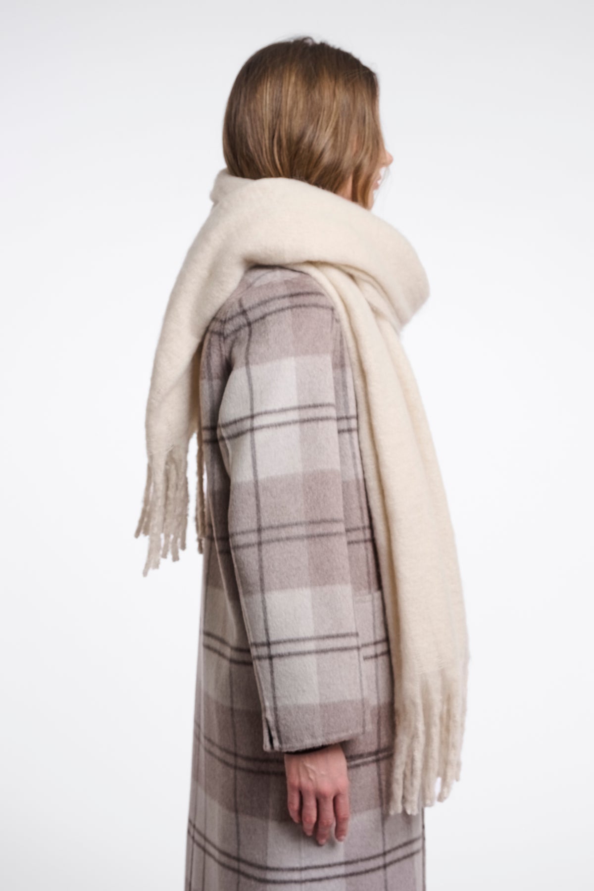 Lichte, zachte Gella Birch sjaal van Rino & Pelle met bloemenprint, gedragen als accessoire voor stijlvolle outfits.