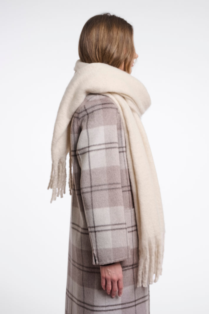 Lichte, zachte Gella Birch sjaal van Rino & Pelle met bloemenprint, gedragen als accessoire voor stijlvolle outfits.