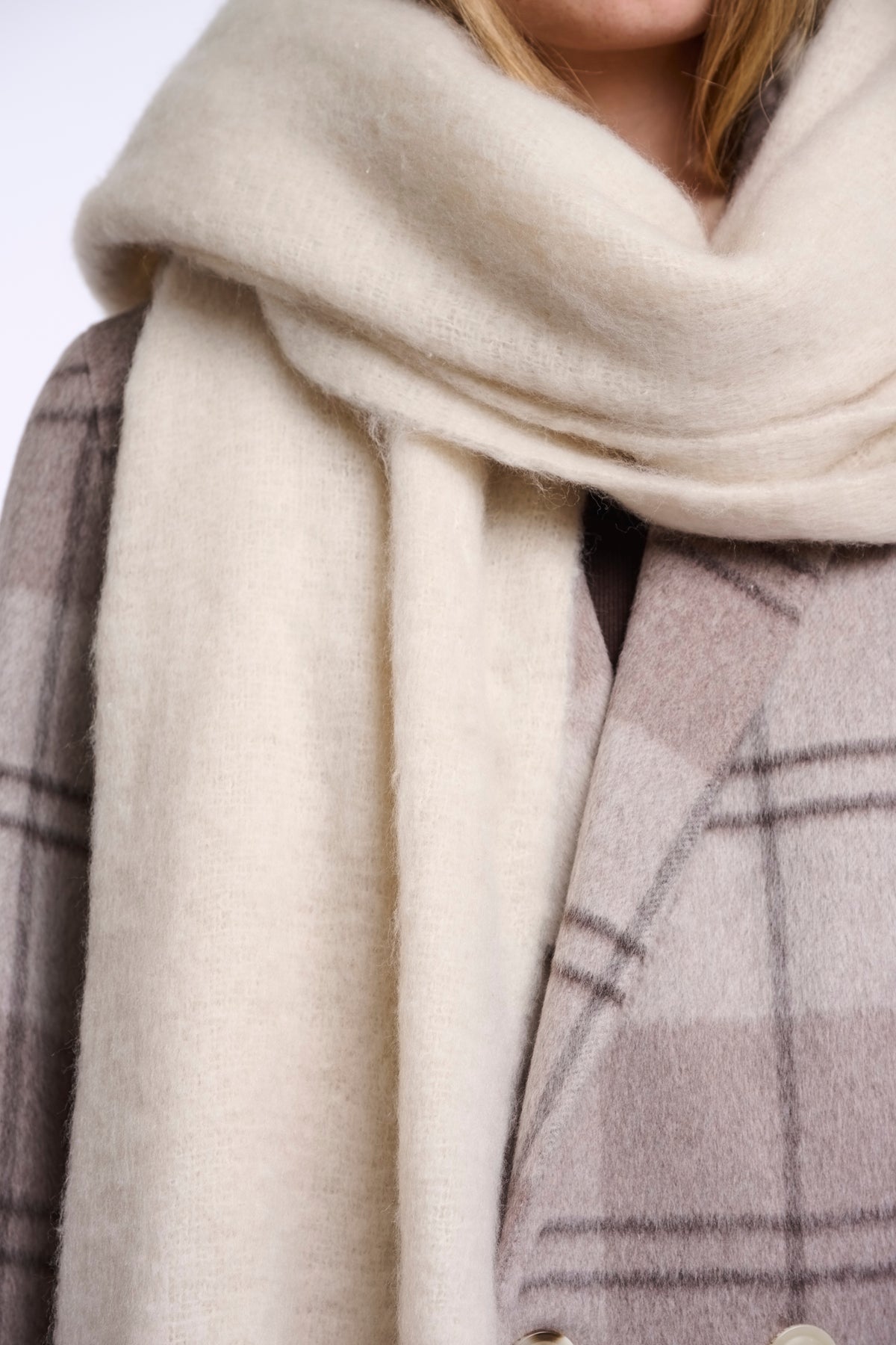 Lichte, zachte Gella Birch sjaal van Rino & Pelle met bloemenprint en franjes aan de randen, gedragen als accessoire.