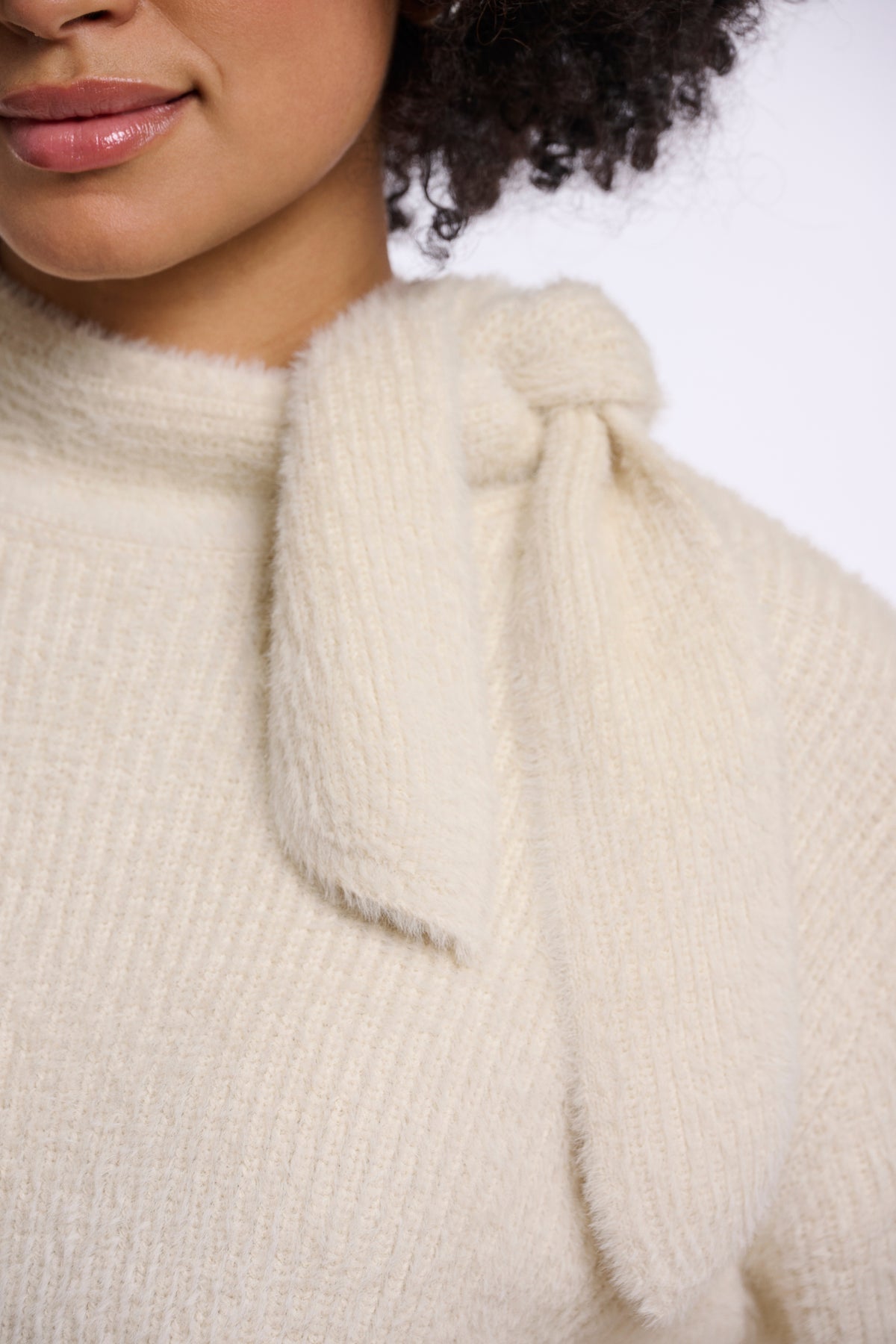 Lichte gebreide trui Griselda van Rino & Pelle in beige met ronde hals en zachte textuur, gedragen door een model.