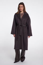Donkere bruine coat Hayley van Rino & Pelle, getoond op een model, met stijlvolle pasvorm en warme uitstraling.