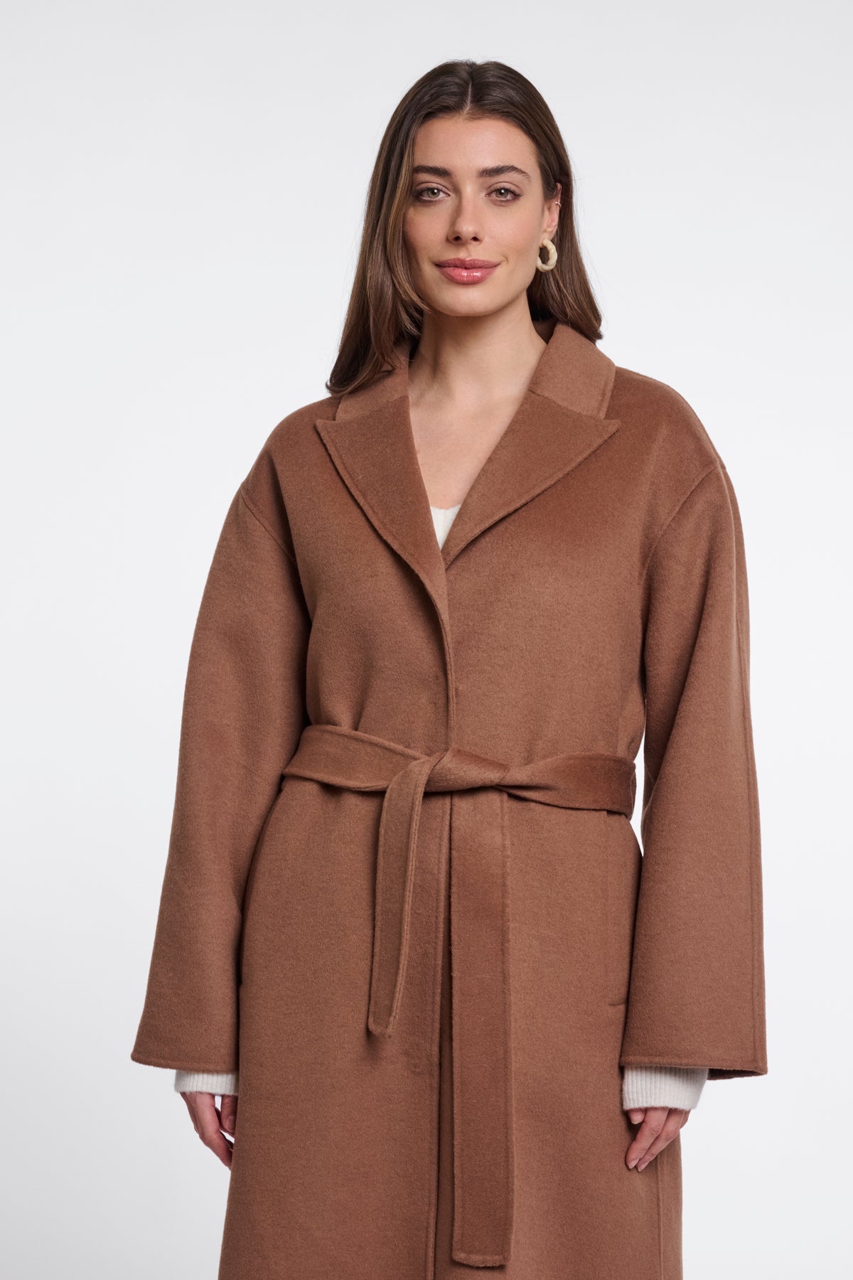 Rino & Pelle Hayley Toast jas met gewatteerde details en capuchon, donkerbruine winterjas voor dames.