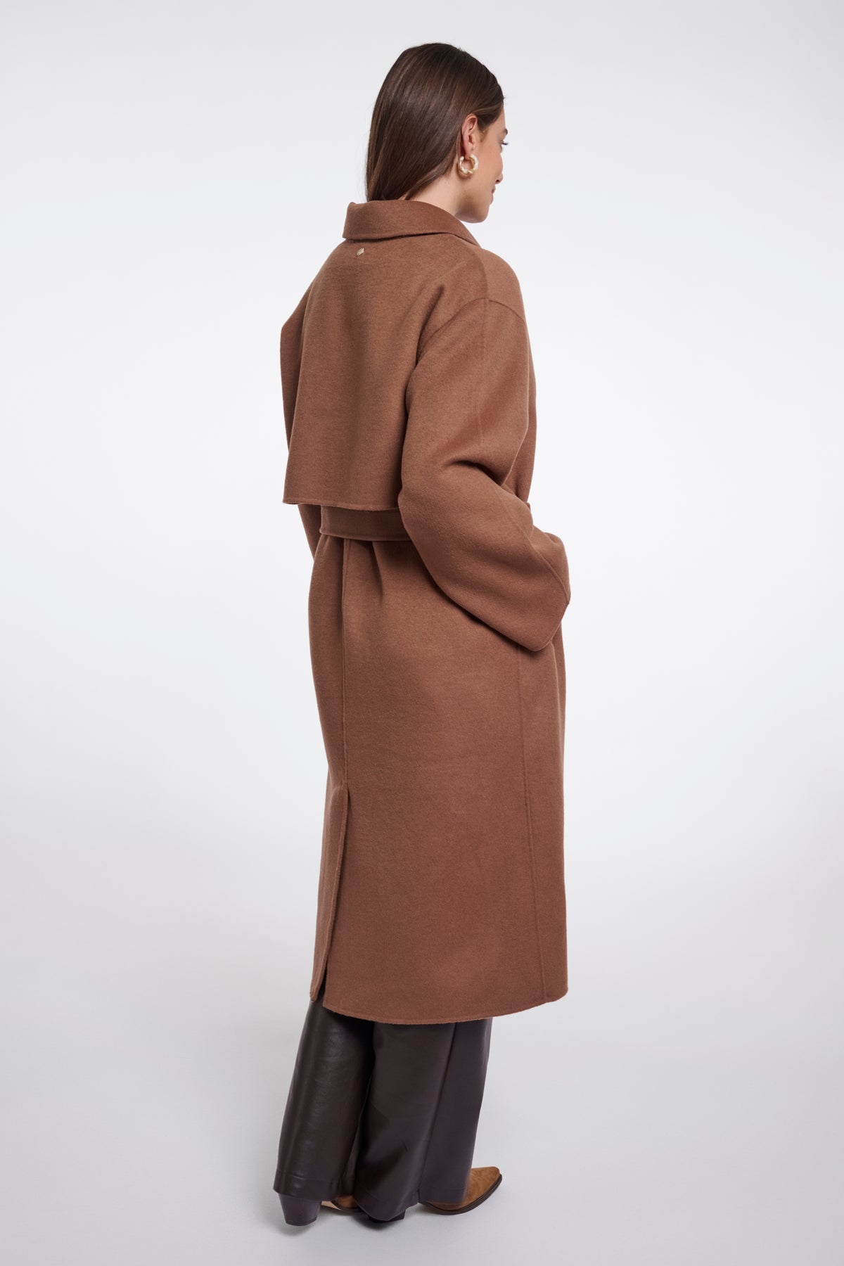 Rino & Pelle coat Hayley Toast, gewatteerde jas met capuchon en knopen, zichtbaar op model met zijaanzicht.