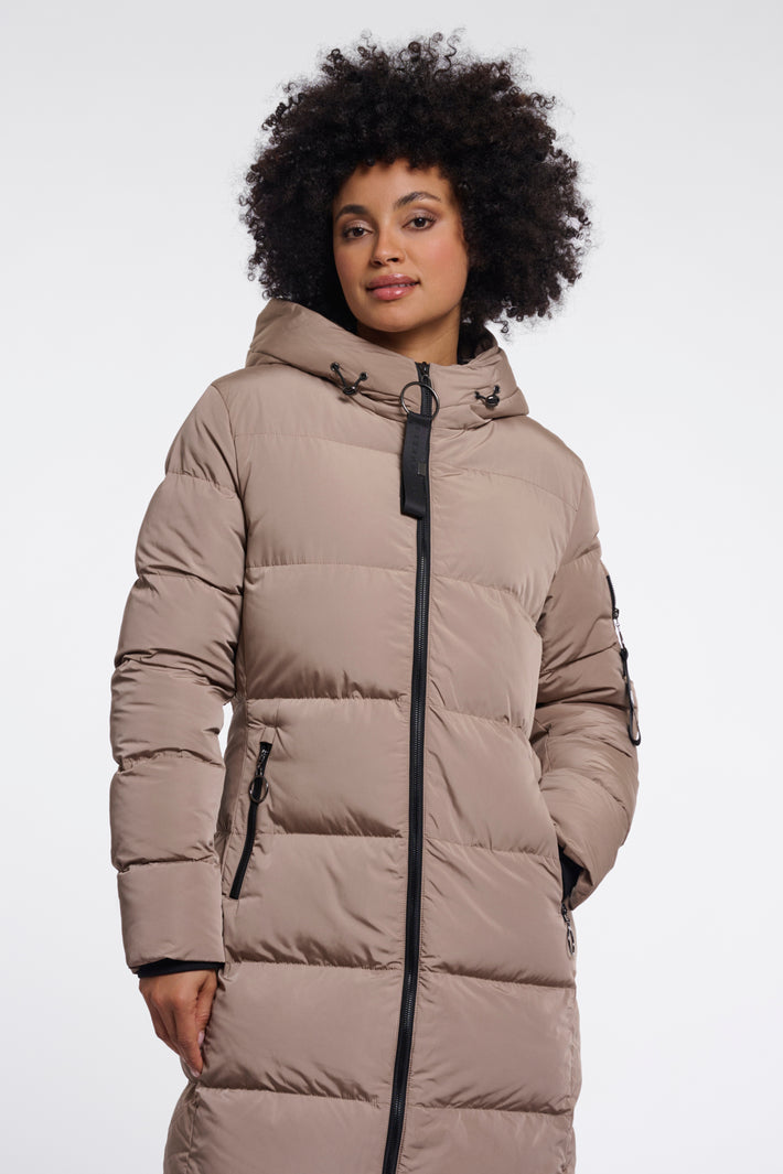 Donkerbruine jas van Rino & Pelle, Jade Toffee coat, gestyled met knopen en comfortabel ontwerp, zichtbaar op de afbeelding.