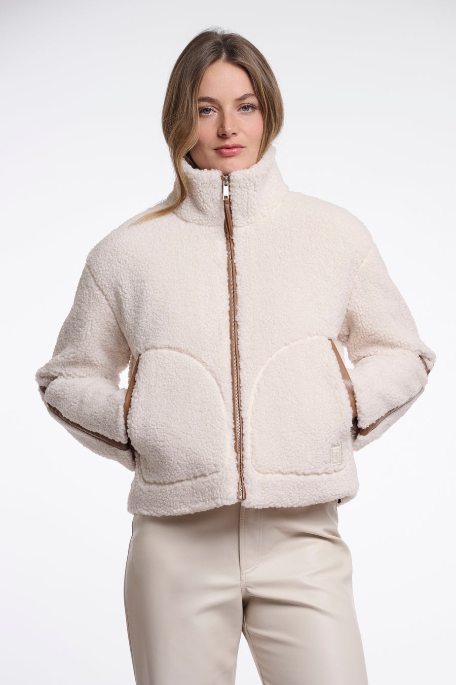 Rino & Pelle Jaydee Birch jas, lichtbruine leren jas met sierlijke details en knopen, gedragen door een model.