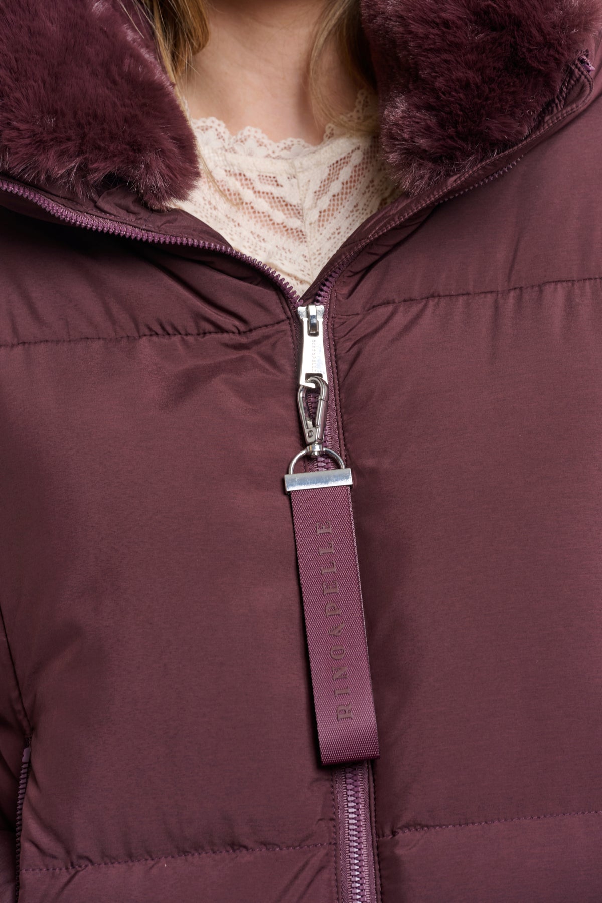Donkere Rino & Pelle Joni Fudge Cloak jas met capuchon en knopen, gedragen door model.