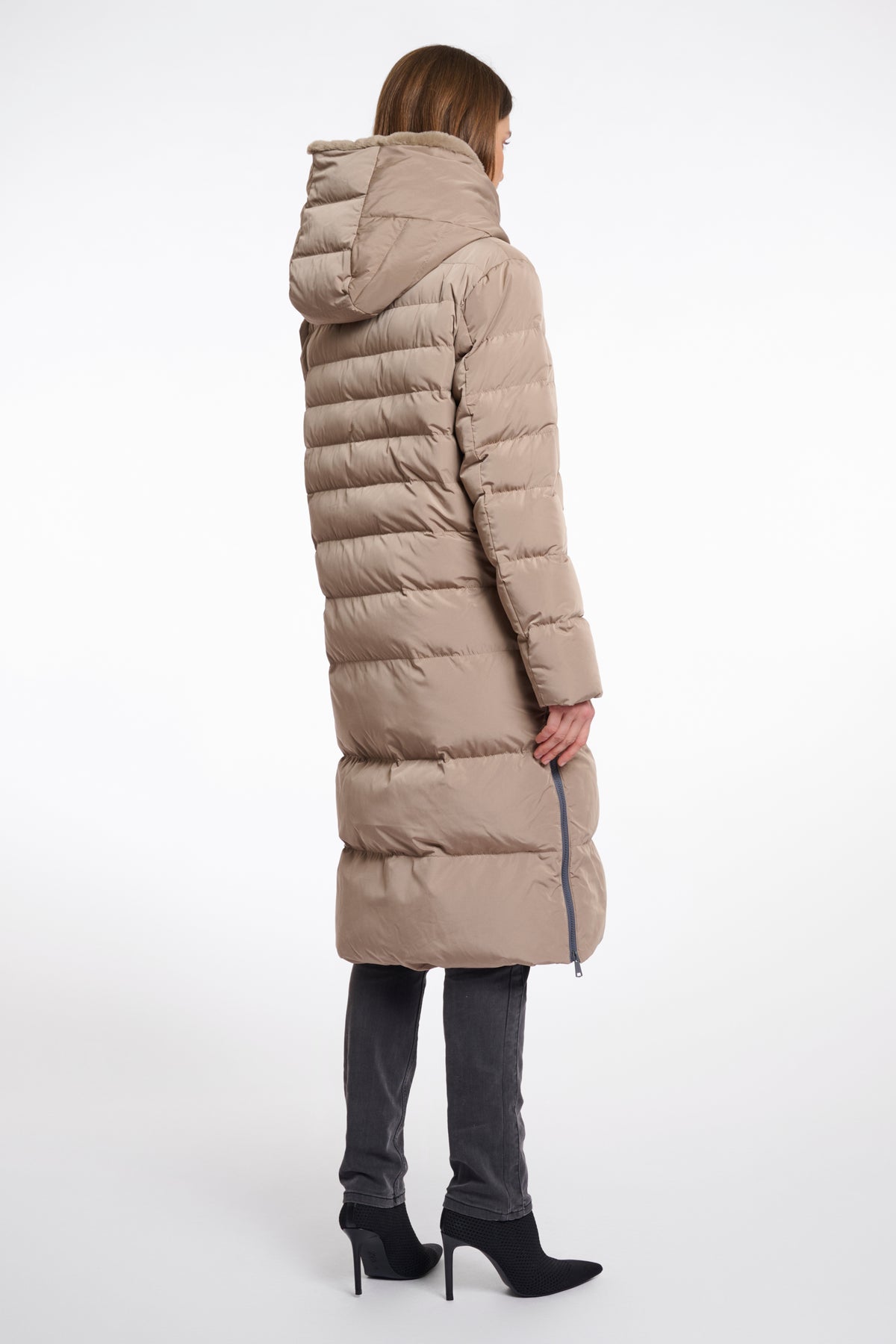 Donkerbruine Keilafur jas van Rino & Pelle met capuchon en knopen, gedragen door een model.