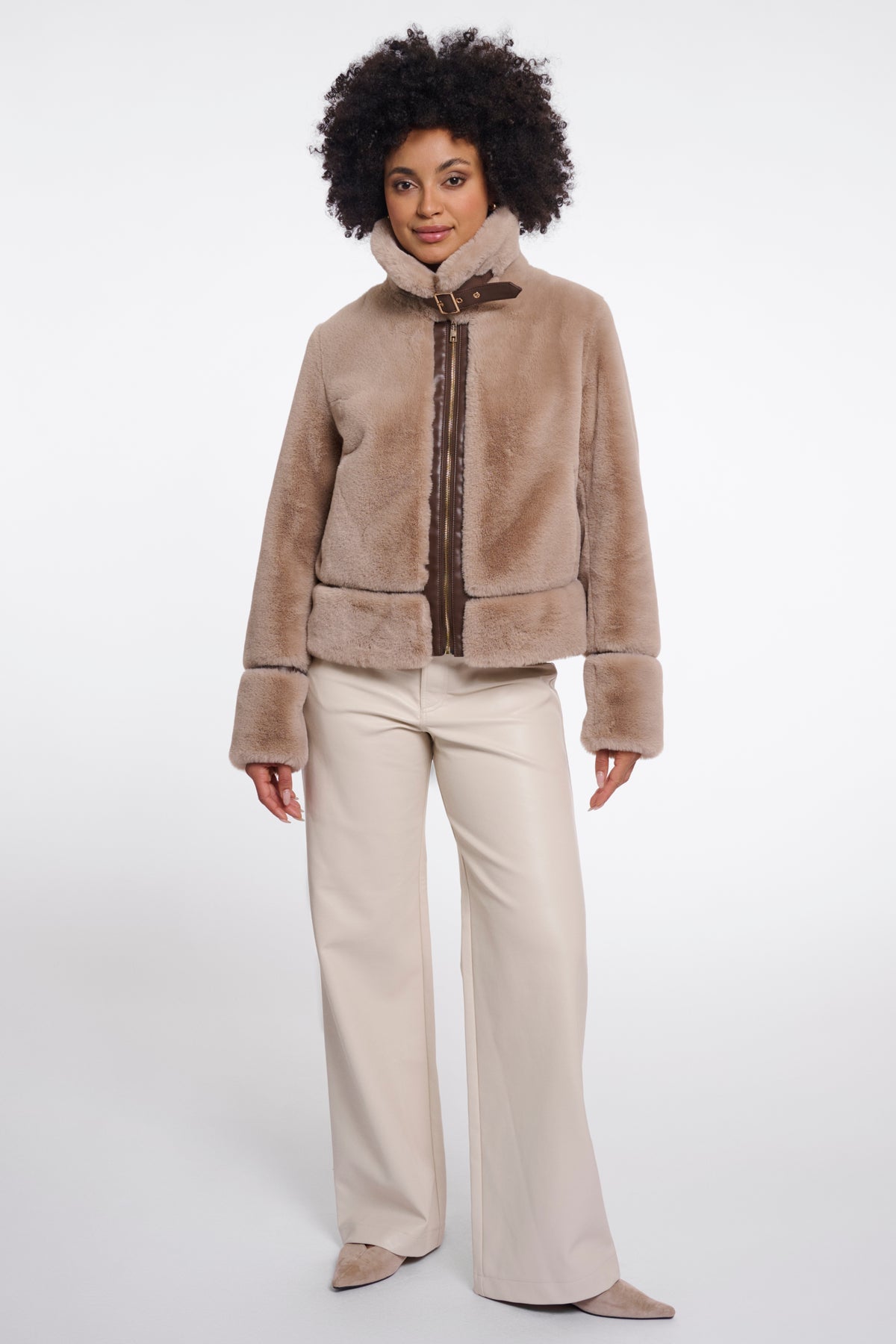 Lieve beige lammsuède jas van Rino & Pelle met capuchon en knopen, perfect voor stijlvolle winterdagen.