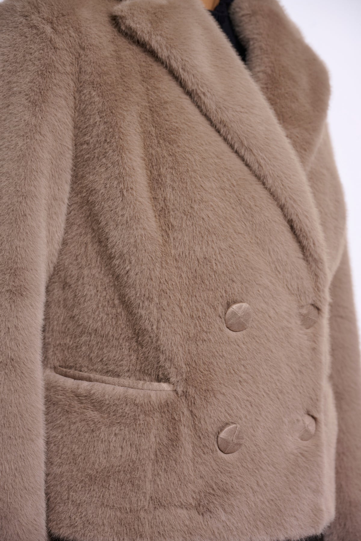 Rino & Pelle Mayli Mocha Latte jas met capuchon en knopen, getoond in een stijlvolle close-up foto.