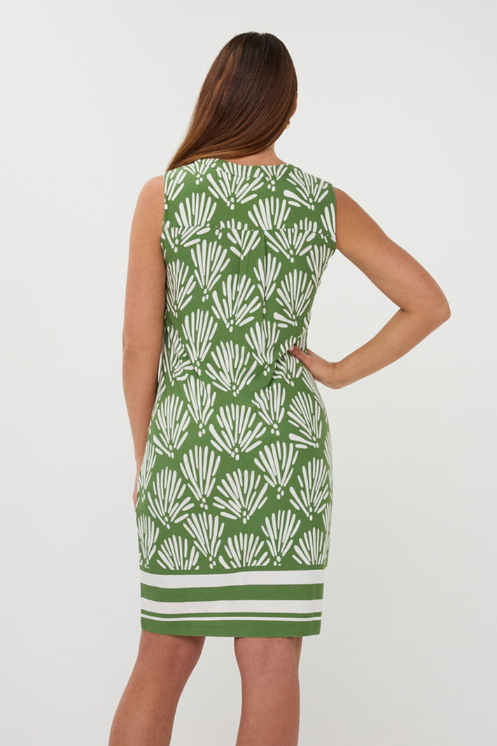 Tropische print jurk van EsQualo met kleurrijke bloemen en bladeren, wijde pasvorm en korte mouwen, perfect voor zomerse dagen.