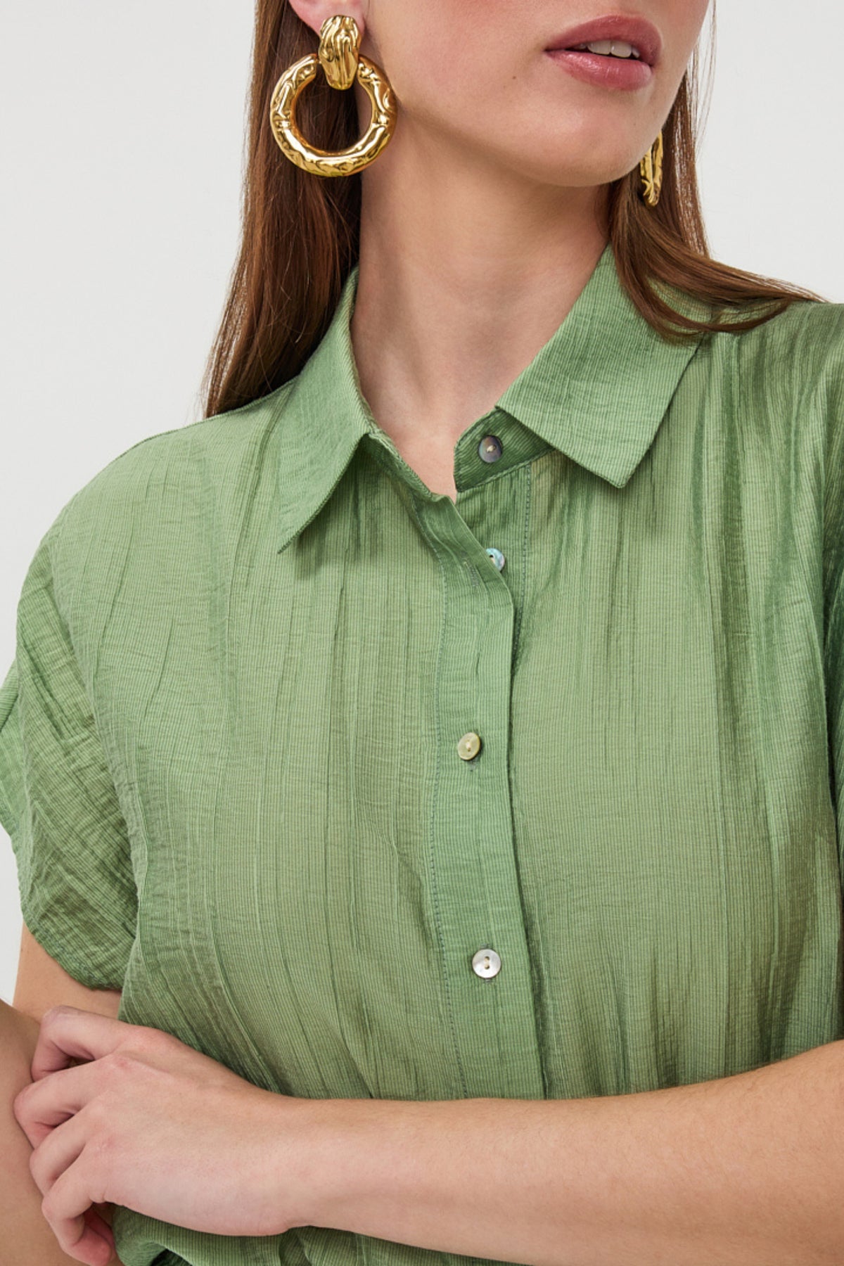 Groene EsQualo blouse met batwing mouwen en lichte crinkle textuur, elegant en luchtig voor casual of formele gelegenheden.